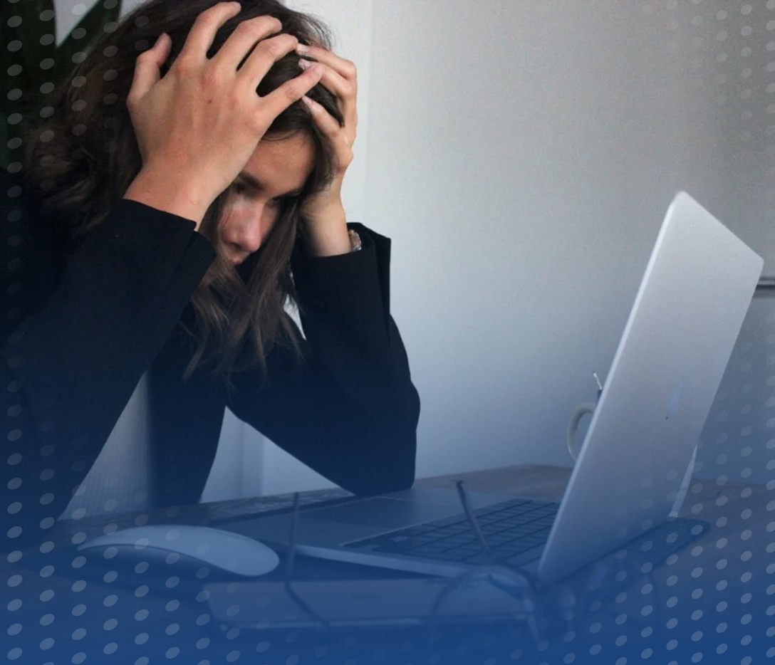 Persona preocupada frente a su computadora